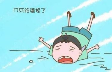 孩子牙齿磕掉了，这样做还有机会挽救！